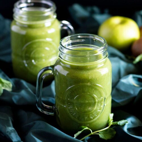 Two mason jars filled with fresh kiwi juice.