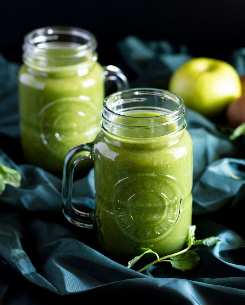 Two mason jars filled with fresh kiwi juice.