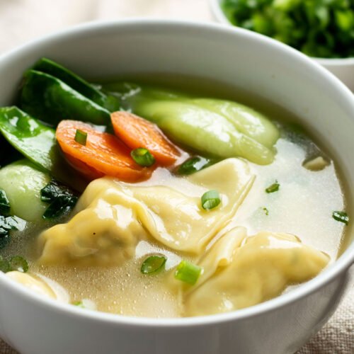 A bowl of Shanghai wonton soup.